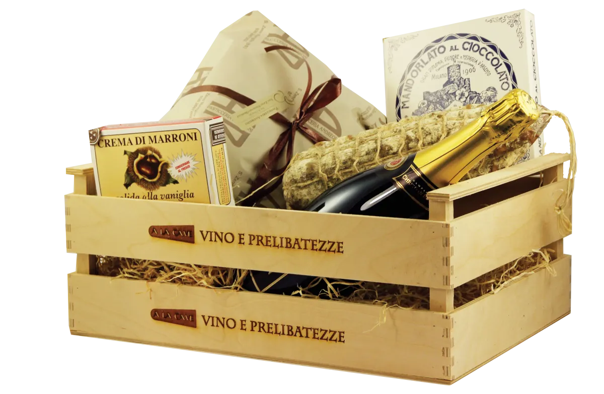 Cassetta in legno con crema di marroni, panettone, mandorlato, salame e bollicine